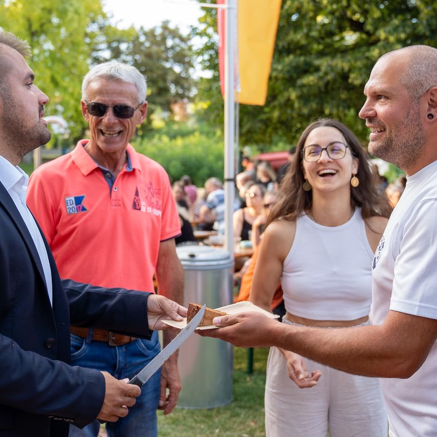 Bild enthält, Sunglasses, Adult, Female, Person, Woman, Male, Man, Knife, Advertisement, Poster