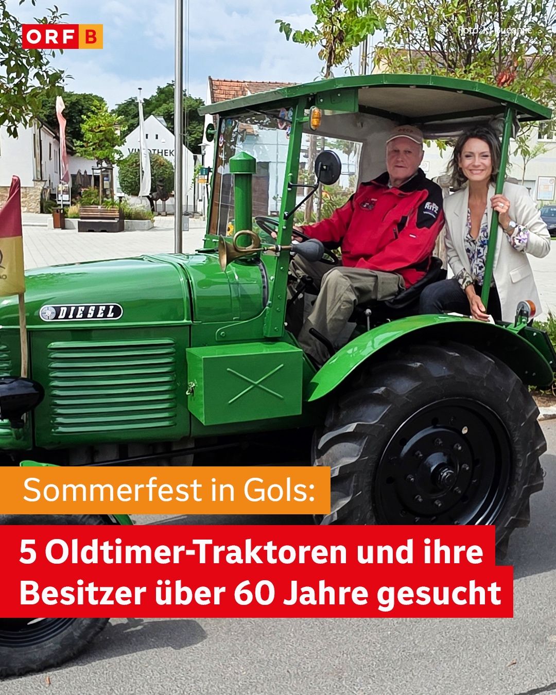 Zwei Personen sitzen auf einem grünen Traktor mit einem Horn. Dahinter sind Gebäude und eine Flagge zu sehen. Der Text lautet 'Sommerfest in Gols: 5 Oldtimer-Traktoren und ihre Besitzer über 60 Jahre gesucht'.