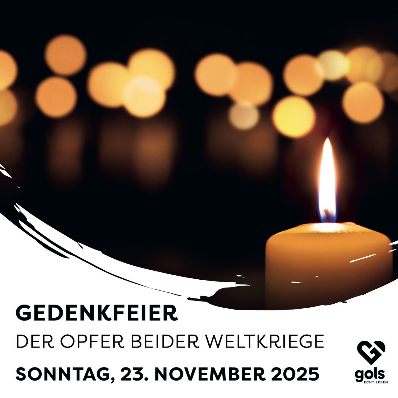 Eine Kerze ist gegen einen dunklen Hintergrund beleuchtet, was an die Erinnerung erinnert. Der Text lautet 'Gedenkfeier' und 'Der Opfer Beider Weltkriege' mit dem Datum 23. November 2025.
