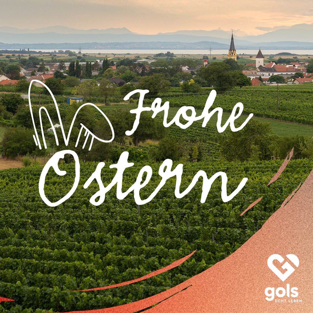 Ein landschaftlicher Blick auf Weinberge unter einem friedlichen Himmel, mit 'Frohe Ostern' in weißer Schrift. Ein kleines Dorf ist in der Ferne zu sehen.