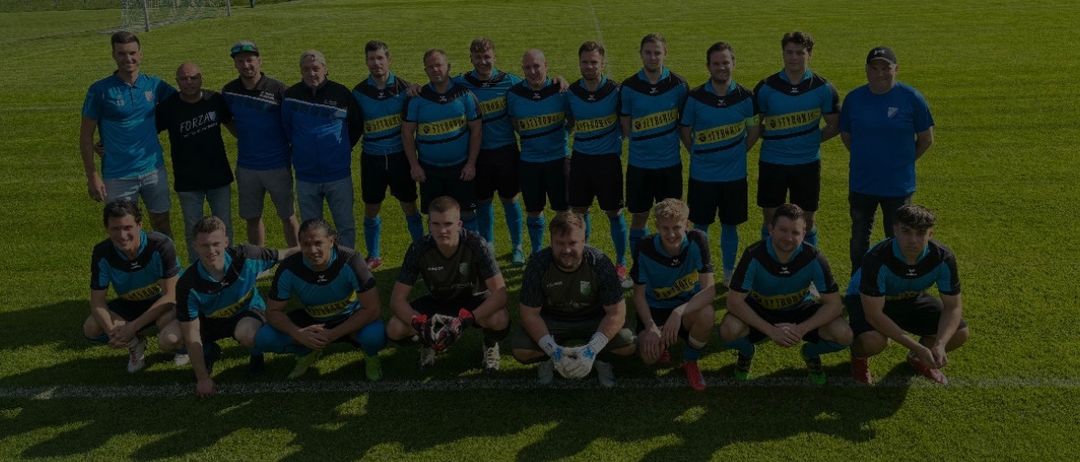 Eine Fußballmannschaft posiert für ein Foto auf einem Rasen. Sie tragen blaue und schwarze Uniformen. Drei Fußballbälle befinden sich in der oberen linken Ecke. Das Spiel ist am 25. April um 17:00 Uhr.