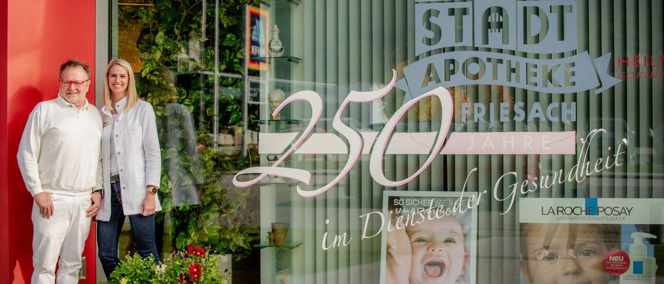 Bild enthält, Potted Plant, Pants, Planter, Blouse, Shirt, Adult, Male, Man, Person, Long Sleeve