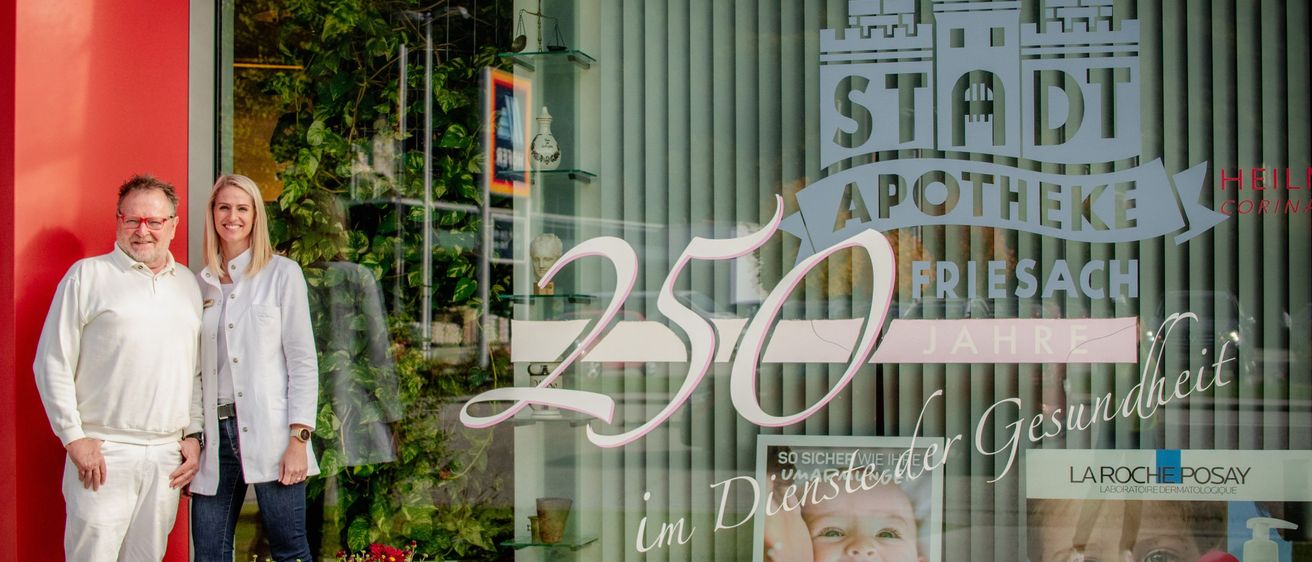 Bild enthält, Potted Plant, Pants, Planter, Blouse, Shirt, Adult, Male, Man, Person, Long Sleeve