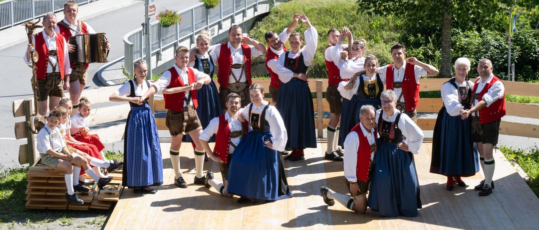 Bild enthält, People, Person, Portrait, Adult, Male, Man, Female, Woman, Dress, Child