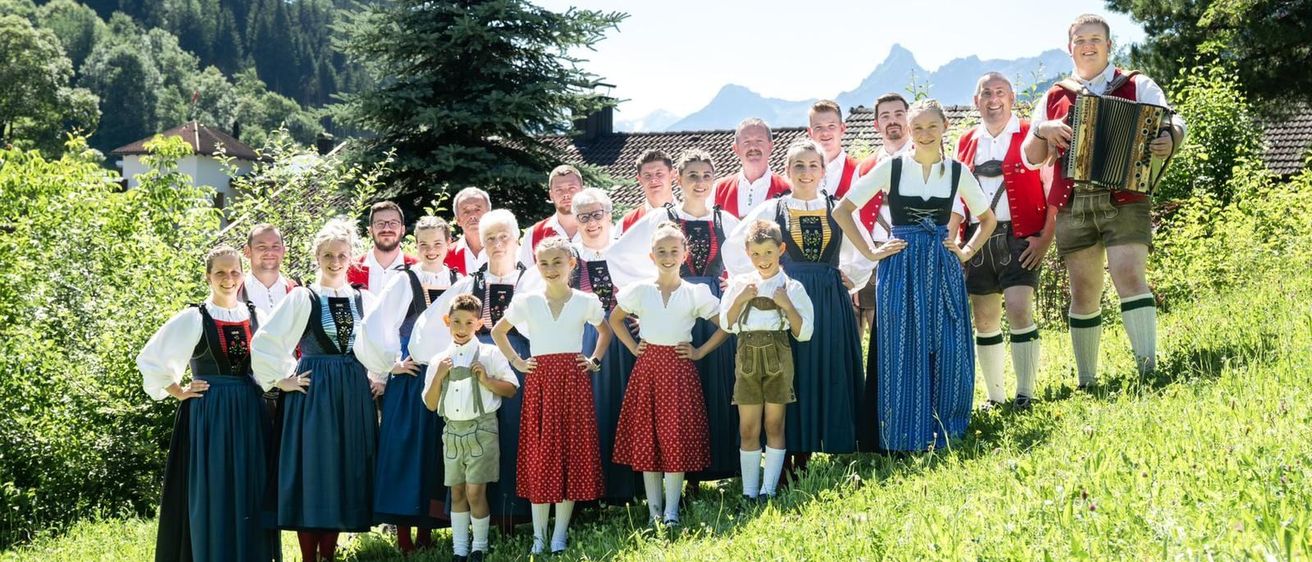 Bild enthält, People, Person, Groupshot, Boy, Male, Teen, Skirt, Shorts, Outdoors, College