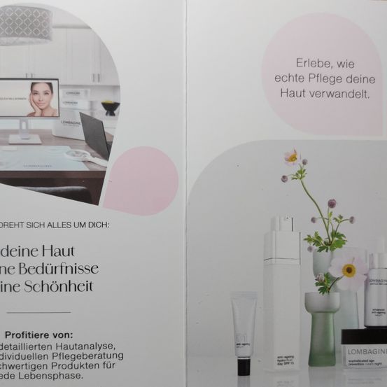 Das Bild zeigt ein Werbeflyer für Hautpflegeprodukte mit dem Gesicht einer Frau auf einem Computerbildschirm und einem Schreibtisch mit Laptop. Es hebt eine personalisierte Hautanalyse und -pflege hervor.