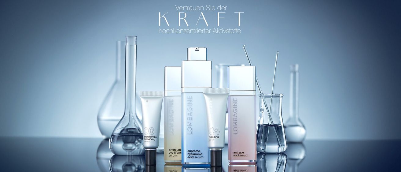 Eine Kollektion von Hautpflegeprodukten wird gezeigt. Dazu gehören ein Serum, ein Fleckenserum und ein feuchtigkeitsspendendes Produkt. Der Hintergrund ist blau und hat Laborgeräte.