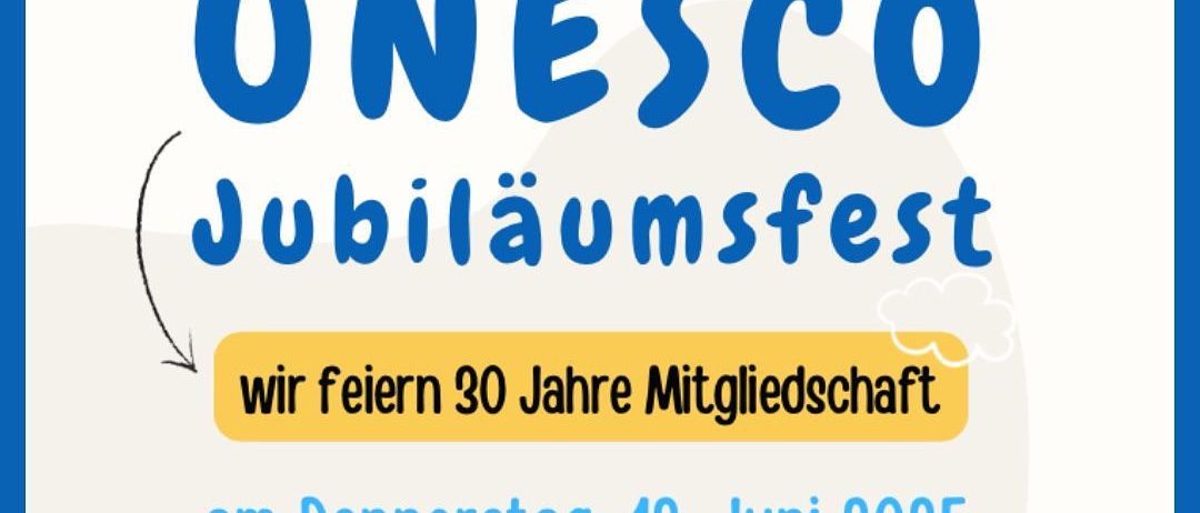 Eine Einladung zum UNESCO-Jubiläumsfest. Wir feiern 30 Jahre Mitgliedschaft am Donnerstag, 12. Juni 2025. Programmbeginn 17:00 Uhr. Genießen Sie ein gemeinsames Fest, gestaltet von unseren Schülern, und eine gemütliche Atmosphäre.