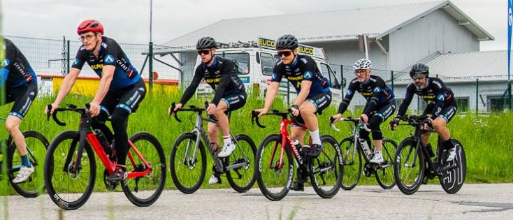 Bild enthält, Helmet, Bicycle, Cycling, Person, Vehicle, Adult, Male, Man, Wheel, People