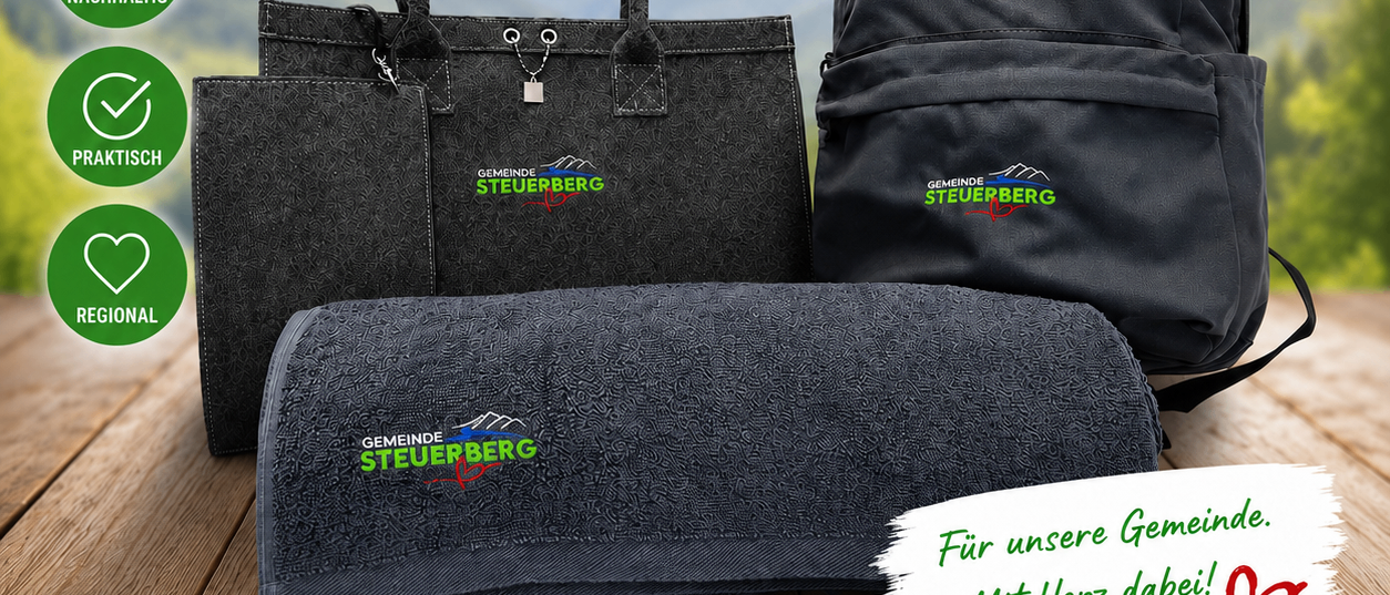 Ein Poster zeigt eine Sammlung umweltfreundlicher Artikel: eine Handtasche, einen Rucksack und eine Decke. Alle Artikel sind grau und haben das Gemeinde Steuerberg Branding. Symbole für Nachhaltigkeit, Praktikabilität und Regionalität sind ebenfalls zu sehen.