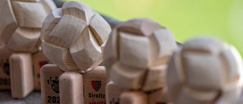 Bild enthält, Ball, Football, Soccer, Soccer Ball, Sport, Art, Symbol, Number, Text