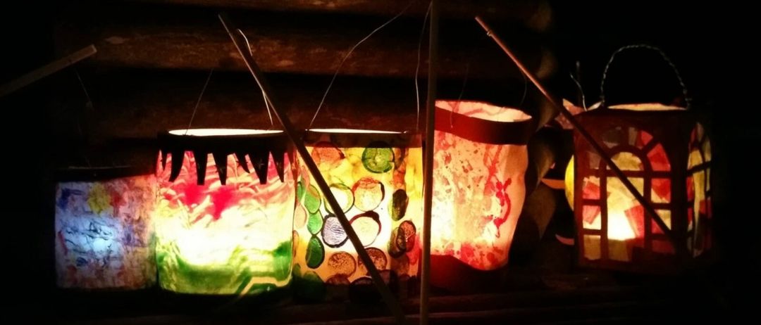 Bild enthält, Lamp, Lantern, Lighting, Tape