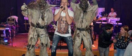 Bild enthält, Urban, Lighting, Person, Adult, Female, Woman, Male, Man, Purple, Pants