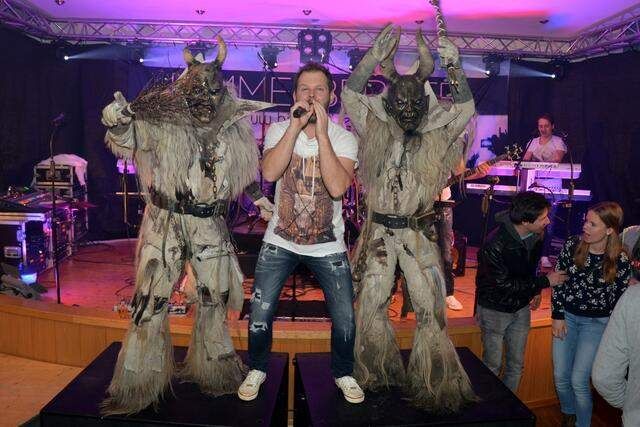 Bild enthält, Urban, Lighting, Person, Adult, Female, Woman, Male, Man, Purple, Pants