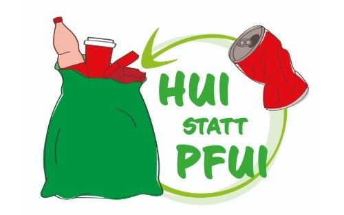 Eine Illustration eines grünen Beutels voller Müll, mit einer roten Dose daneben und einem Recycling-Symbol. Der Text lautet 'HUI STATT PFU'.