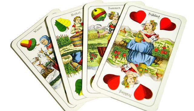 Vier Karten, die verschiedene Jahreszeiten darstellen. 'Winter' zeigt ein Mädchen mit einem Korb, 'Frühling' eine Frau mit Blumen, 'Sommer' eine Frau mit einer Sichel und 'Herbst' ein Mädchen bei der Ernte.