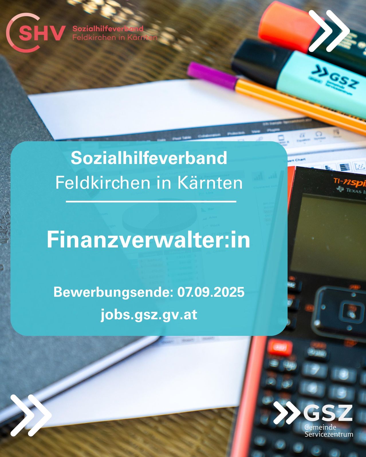 Eine Stellenanzeige mit einem Taschenrechner, Stiften und Dokumenten. Der Text ist auf Deutsch und sucht einen Finanzverwalter für Feldkirchen in Kärnten. Bewerbungsfrist ist der 07.09.2025.