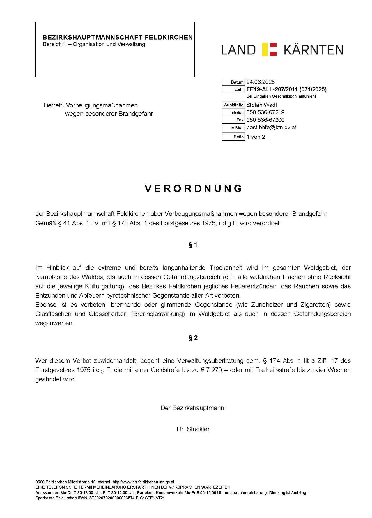 Verordnung zur Vorbeugung von Waldbränden aufgrund extremer Trockenheit. Das Bezirksforstamt verbietet jegliche Feuerquellen, das Rauchen sowie das Entzünden und Abfeuern pyrotechnischer Gegenstände im Wald und seinem Gefahrenbereich. Verstöße werden mit Geld- oder Freiheitsstrafen geahndet.
