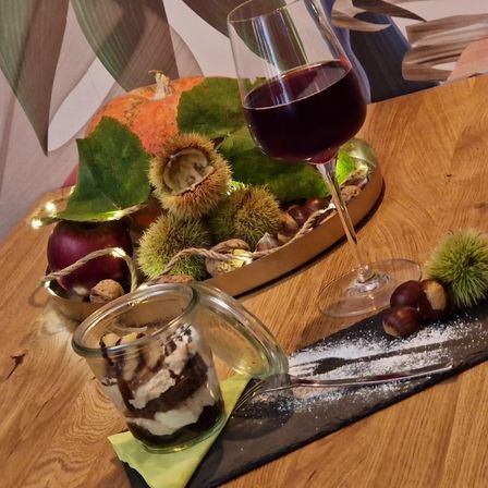 Bild enthält, Food, Food Presentation, Furniture, Table, Tabletop, Brunch, Glass, Meal, Cream, Dessert