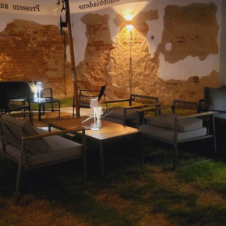 Bild enthält, Couch, Furniture, Indoors, Living Room, Table, Interior Design, Lighting, Chair, Lounge, Reception Room