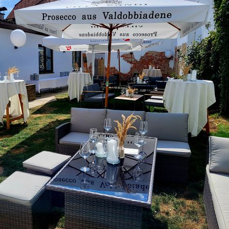 Bild enthält, Furniture, Table, Dining Table, Housing, Patio, Patio Umbrella, Couch, Candle, Coffee Table, Indoors