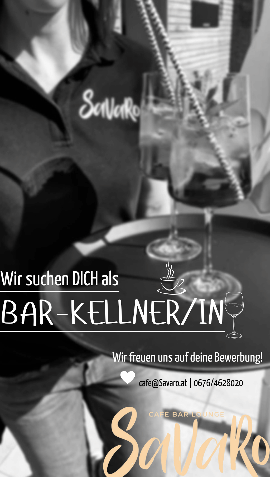 Eine Person hält ein Tablett mit Getränkegläsern, einer Kaffeetasse und Text auf Deutsch, der besagt, dass sie nach einem Bar-Kellner/in suchen. Unten steht ein Aufruf zur Bewerbung.