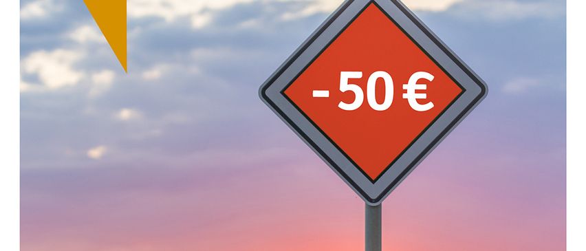 Ein Straßenschild zeigt eine Reduzierung von 50 Euro an, mit einer orangefarbenen Sprechblase, die das Wort Abendstunde enthält, und einem Sonnenuntergang im Hintergrund.