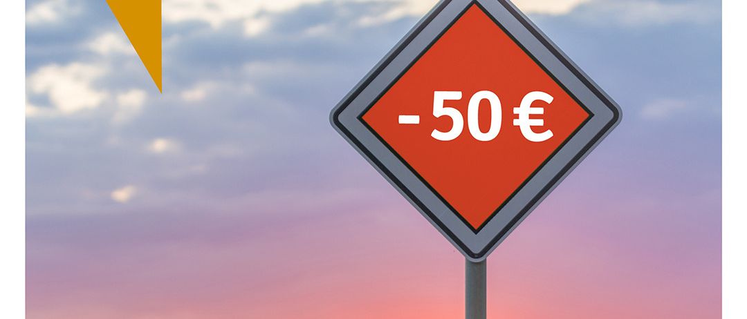 Ein Straßenschild mit rotem Hintergrund und weißer Schrift, das eine Reduzierung von 50 Euro anzeigt. Das Schild steht vor dem Hintergrund eines Sonnenuntergangs mit einer Sprechblase darüber.