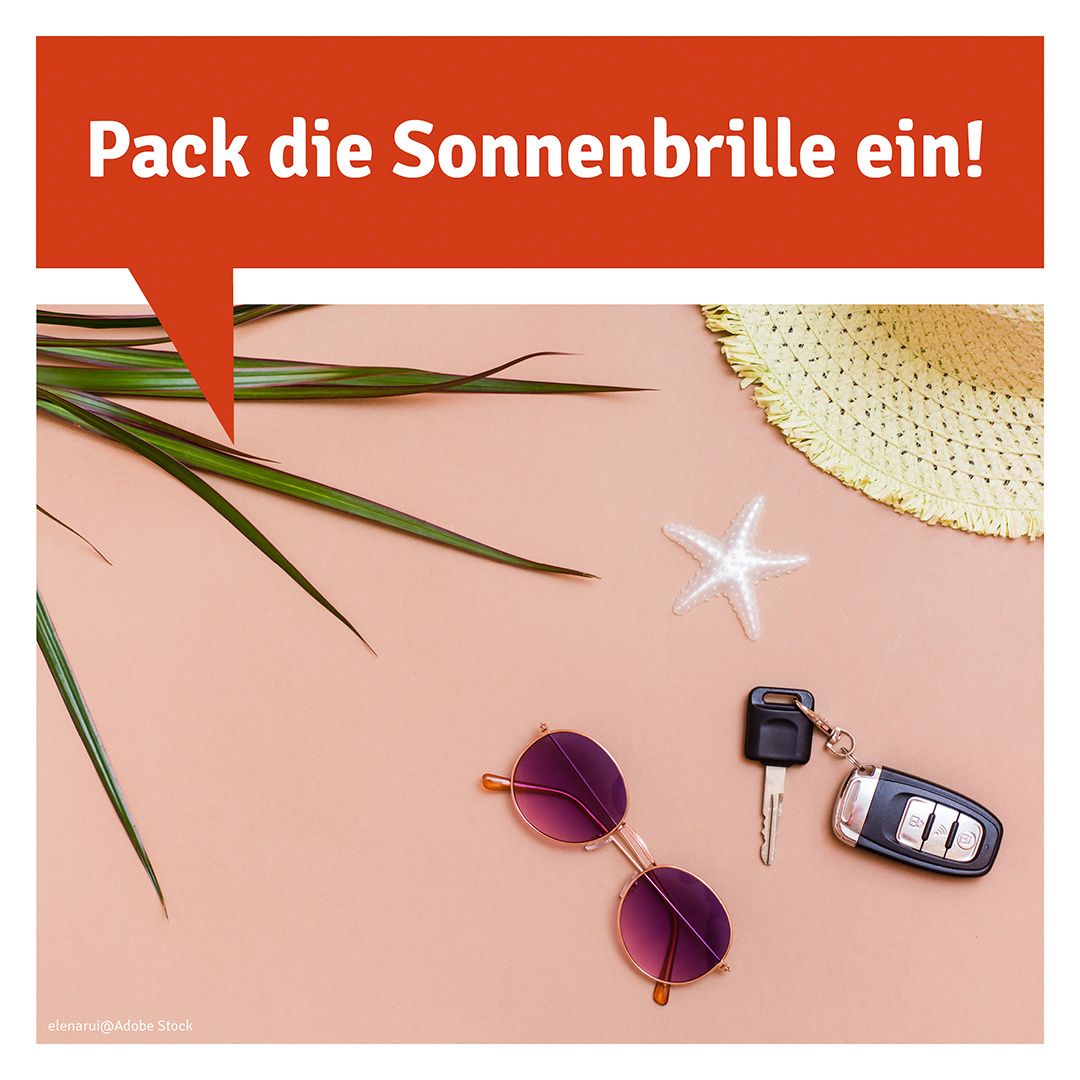 Auf einer rosa Oberfläche liegen eine Sonnenbrille, ein Autoschlüssel und ein Seestern. Ein Strohhut liegt daneben. Der Text lautet 'Pack die Sonnenbrille ein!' Ein Wasserzeichen in der Ecke zeigt 'elenaruil@Adobe Stock.'