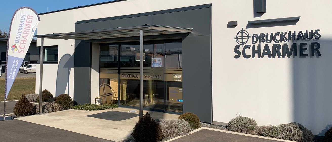 Bild enthält, Building, Office Building, Car, Vehicle, Car Dealership