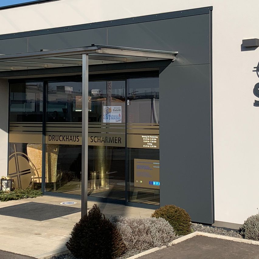 Bild enthält, Building, Office Building, Car, Vehicle, Car Dealership