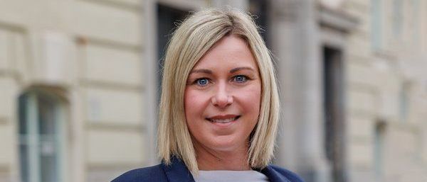 Bild enthält, Blazer, Coat, Jacket, Blonde, Person, Adult, Female, Woman, Formal Wear, Face