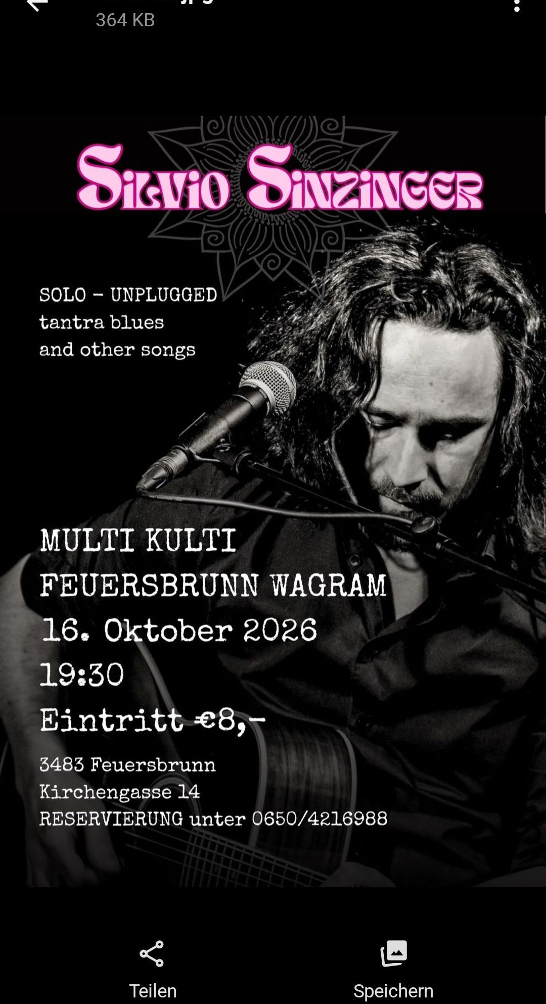 Ein Mann mit langen Haaren und Bart spielt Gitarre und singt in ein Mikrofon. Der Text auf dem Bild lautet 'Solo - Unplugged' und 'Multi Kulti Feuersbrunn Wagram'. Das Datum und die Uhrzeit der Veranstaltung sind ebenfalls angegeben.