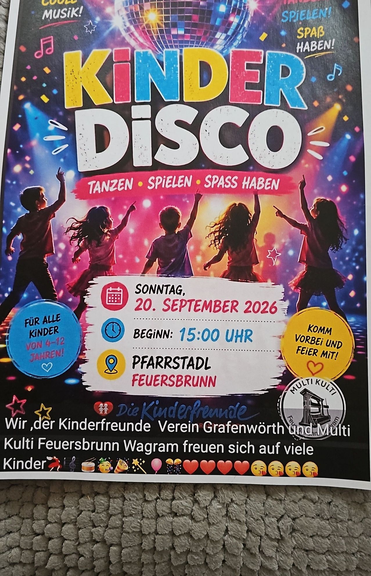 Plakat für eine Kinderdisco-Veranstaltung am 20. September 2026 mit tanzenden Kindern und einem lebhaften Hintergrund. Die Veranstaltung wird von Kinderfreunde organisiert und findet in Feuersbrunn statt.