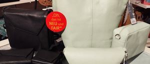 Bild enthält, Couch, Furniture, Accessories, Bag, Handbag, Chair, Cushion, Home Decor, Armchair, Purse