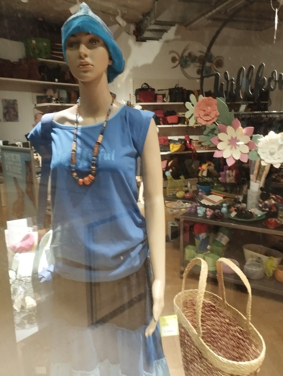 Blouse, Clothing, Necklace, Female, Girl, Person, Teen, Sleeve, Handbag, Mannequin