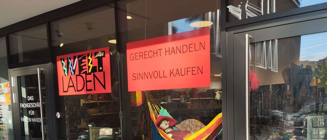 Bild enthält, Architecture, Building, Door, Shop, Person, Window Display, Furniture