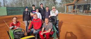 Bild enthält, People, Person, Glove, Portrait, Shelter, Adult, Male, Man, Hoodie, Shoe