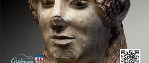 Das Bild zeigt ein Plakat mit einem Statuenkopf, 'Antike' in Blau geschrieben, eine Einladung zur Eröffnung einer Sonderausstellung am Samstag, 9. Mai, um 11:00 Uhr.