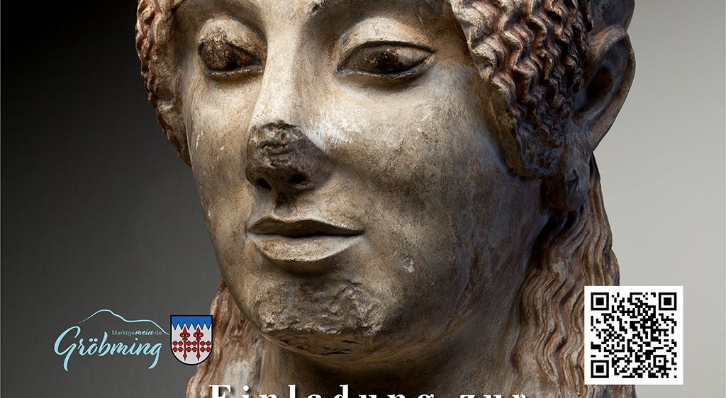 Das Bild zeigt ein Plakat mit einem Statuenkopf, 'Antike' in Blau geschrieben, eine Einladung zur Eröffnung einer Sonderausstellung am Samstag, 9. Mai, um 11:00 Uhr.