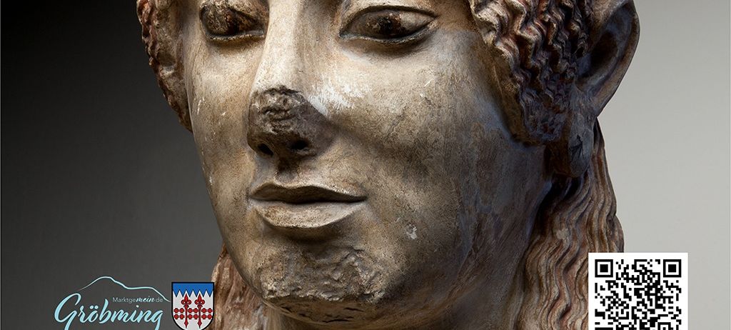 Ein Bild einer antiken Skulptur mit dem Titel 'ANTIK'. Ein QR-Code und eine Einladung zur Wiedereröffnung einer Ausstellung sind ebenfalls zu sehen.