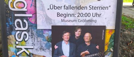 Plakat für eine kulturelle Veranstaltung mit Mitterhhammer, Kramar und Langer, die 'Über fallenden Sternen' am 24. August 2026 um 20:00 Uhr im Museum Grobming aufführen.