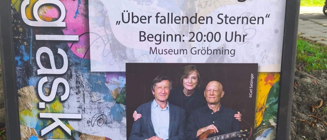 Plakat für eine kulturelle Veranstaltung mit Mitterhhammer, Kramar und Langer, die 'Über fallenden Sternen' am 24. August 2026 um 20:00 Uhr im Museum Grobming aufführen.