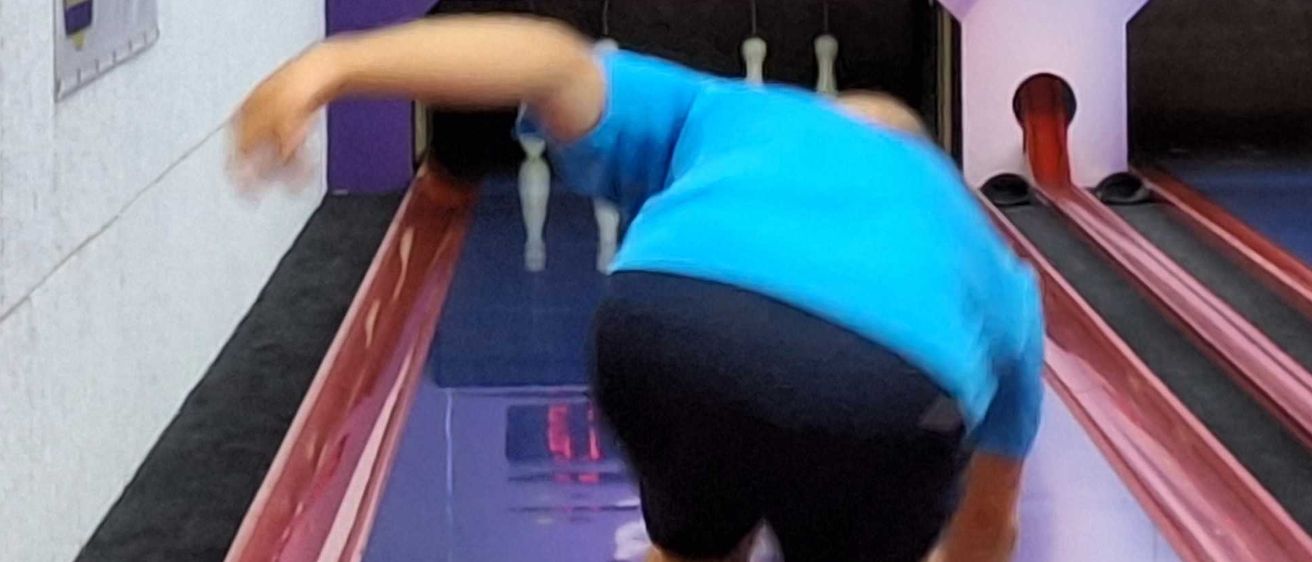 Bild enthält, Person, Bowling, Leisure Activities, Volleyball, Volleyball (Ball), Scoreboard, Clothing, Shorts, Footwear, Shoe