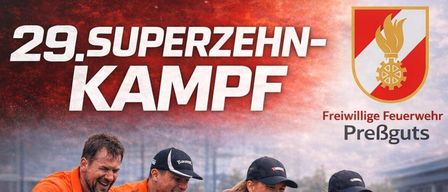 Ein Plakat zeigt vier Erwachsene in orangefarbenen Uniformen beim Tauziehen mit 'KAMPF' in großen Buchstaben. Datum und Uhrzeit sind '25. JULI 2026 ab 12:00 Uhr'. QR-Code und Registrierungshinweis unten.