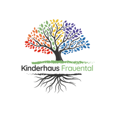 Das Logo für Kinderhaus Frauental zeigt einen farbenfrohen, vielfarbigen Baum mit Wurzeln, die sich in den Boden erstrecken. Die Blätter des Baumes sind in den Farben Rot, Gelb, Grün und Blau gehalten. Unten steht der Name 'Kinderhaus Frauental' in fetten, schwarzen Buchstaben geschrieben.