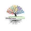 Das Logo für Kinderhaus Frauental zeigt einen farbenfrohen, vielfarbigen Baum mit Wurzeln, die sich in den Boden erstrecken. Die Blätter des Baumes sind in den Farben Rot, Gelb, Grün und Blau gehalten. Unten steht der Name 'Kinderhaus Frauental' in fetten, schwarzen Buchstaben geschrieben.