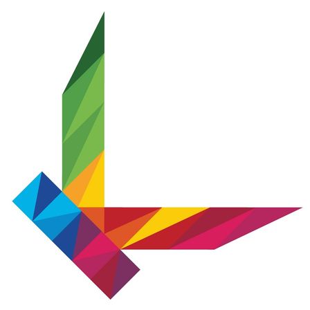 Ein farbenfrohes geometrisches Design, das dem Buchstaben 'L' ähnelt, bestehend aus verschiedenen leuchtenden dreieckigen Formen auf weißem Hintergrund.