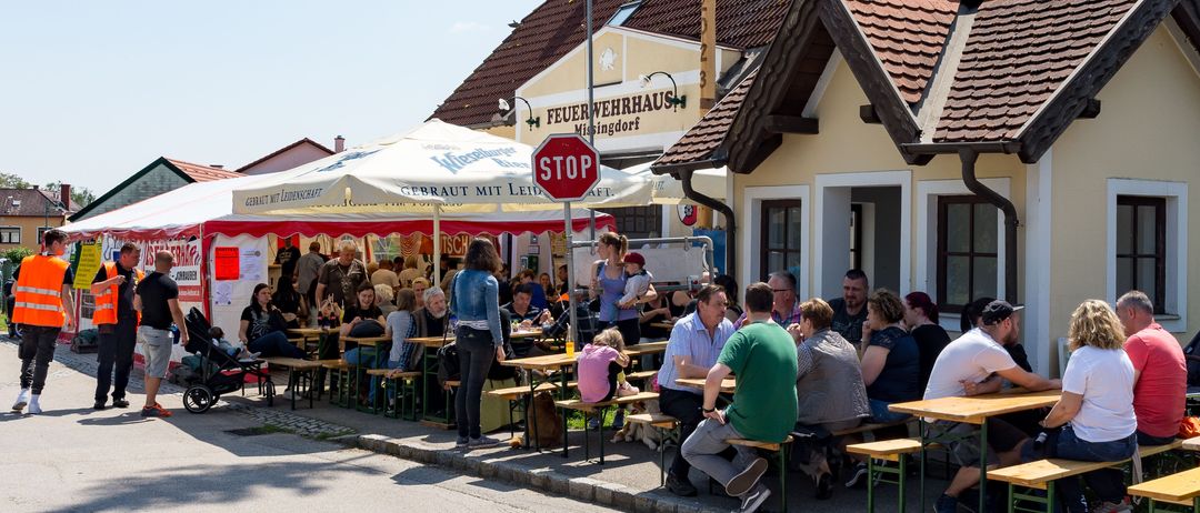 Bild enthält, Indoors, Restaurant, Cafeteria, Cafe, Urban, Adult, Male, Man, Person, City
