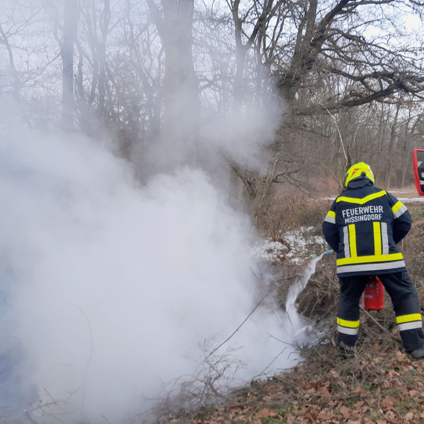 Bild enthält, Person, Car, Transportation, Vehicle, Machine, Wheel, Helmet, Fire, Extinguishing Fire